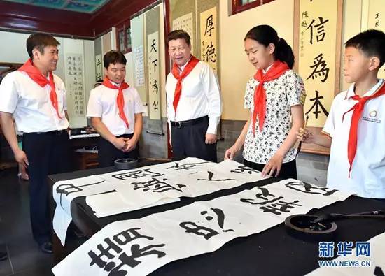 2014年5月30日，习近平来到北京市海淀区民族小学。看到孩子们写的“精忠报国”，总书记有感而发。他表示，我从小就受这4个字影响。四五岁时妈妈买了小人书，给我讲精忠报国、岳母刺字的故事，我说刺字不疼啊？妈妈说，虽然疼，但岳飞会始终铭记在心。我记到现在。精忠报国，是我一生的目标。