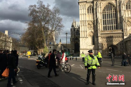 "3月22日，英国议会大厦外发生一起袭击事件，目前已造成至少两人死亡，十余人受伤。警方封锁现场，议会大厦周边禁止出入。伦敦警方已将这一事件定性为“恐怖袭击”。<a