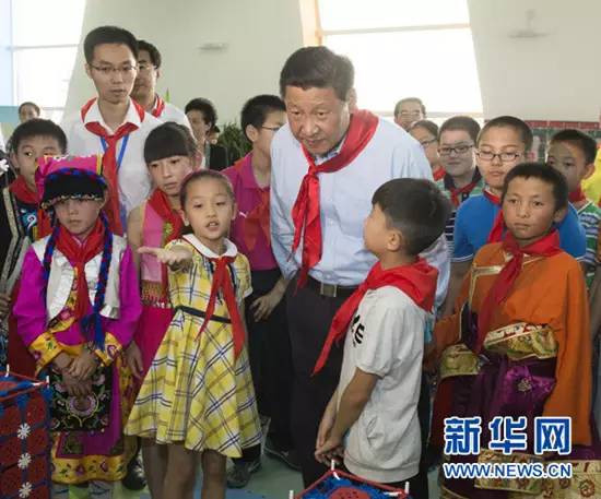 2013年5月29日，习近平在北京市少年宫参加“快乐童年放飞希望”主题队日活动。这是习近平在察看孩子们进行“美好家园创意搭建”的情况。得知正在进行“美好家园创意搭建”的是来自汶川、玉树、舟曲、芦山等灾区的少年儿童，习近平走过去，肯定他们建设美好家园的决心和信心，称赞他们体现先进建筑理念的创新创造意识。