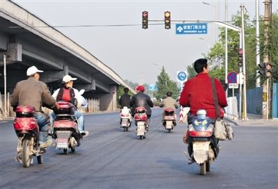 5月18日，北二环与和平里西街交叉口，一群电动自行车一起加速，从机动车道闯红灯而过。