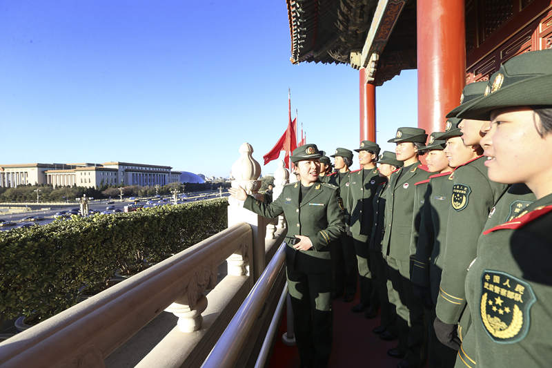 带队干部向新兵介绍天安门广场情况