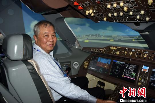 中国C919大型客机飞行模拟器首次亮相