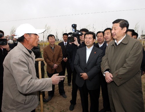 2008年4月8日，习近平在青铜峡市郊农村向当地农民马正德（左一）了解春耕生产情况。 新华社记者 兰红光 摄