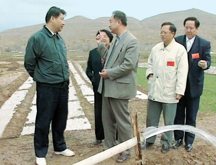 1997年4月，习近平深入固原市隆德县考察，对小圆井抽水灌溉和中药材种植很感兴趣，详细地向当地干部和群众询问了解情况。资料图