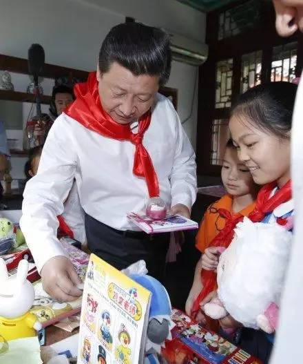 2014年5月30日，习近平掏钱买文具参加北京市海淀区民族小学爱心义卖。当天，民族小学同学用自己的手工作品、书籍文具、玩具开展爱心义卖，并将钱捐给民族地区生活困难的小朋友。总书记听了介绍后说，我也买几件。他从桌上认真挑选了一个日记本、一套铅笔直尺和一个小订书器，合计10元，并把钱投进捐款箱，还在留言布上签名。