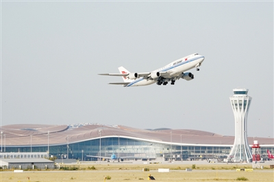 图① 9月25日，中国国际航空公司的CA9597次航班从北京大兴国际机场起飞。当日，北京大兴国际机场正式通航。  　　新华社记者 鞠焕宗摄